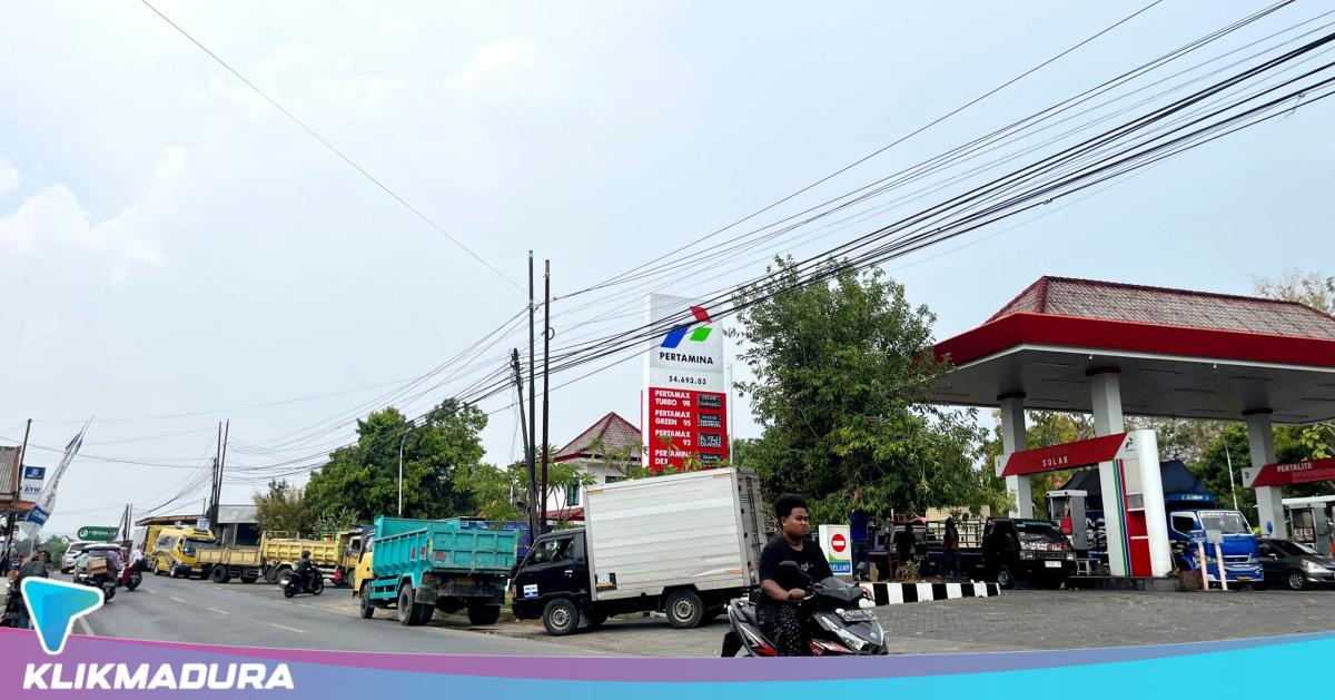 Antrean Solar Mengular di Pamekasan, Sopir Terjebak Berjam-jam di SPBU