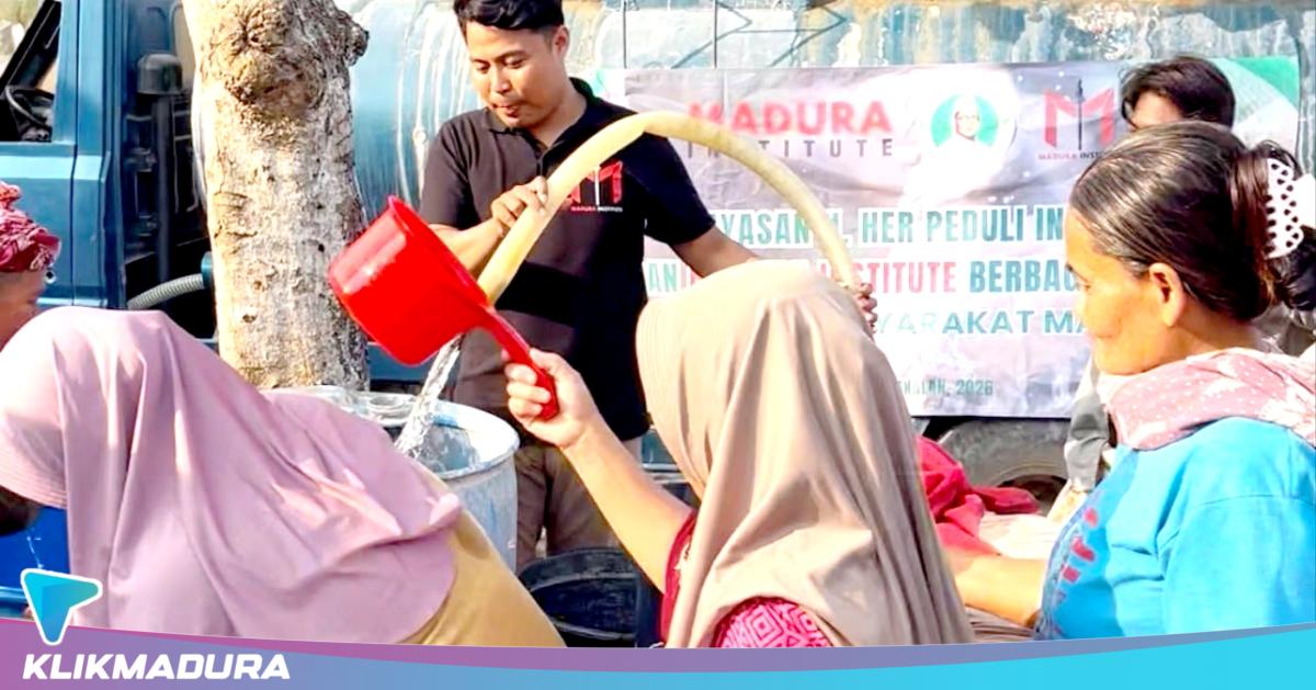 Warga Bangkalan Kesulitan Air Bersih, Madura Institute Gandeng Yayasan H. Her Salurkan Bantuan